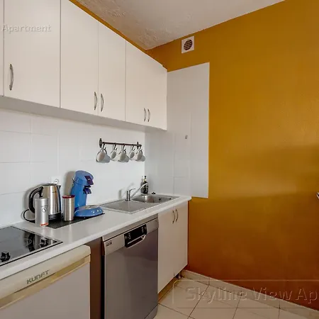 Apartment Skyline View - Free Private Parking Including & Guest Bonus *