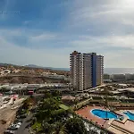 Skyline View - Free Private Parking Including & Guest Bonus Apartment *