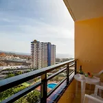 Skyline View - Free Private Parking Including & Guest Bonus Apartment