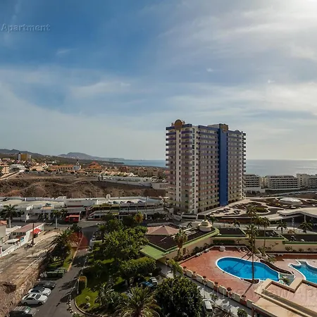 Skyline View Apartment - Free Private Parking High Speed Wi-Fi Appartamento *