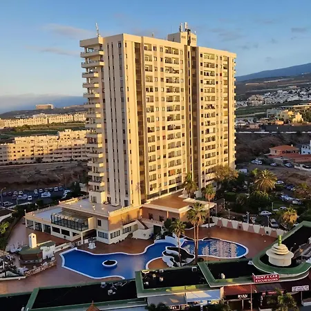 Skyline View Apartment - Free Private Parking High Speed Wi-Fi Appartamento *