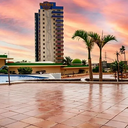 Skyline View Apartment - Free Private Parking High Speed Wi-Fi *