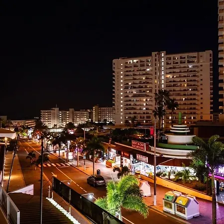 Skyline View Apartment - Free Private Parking High Speed Wi-Fi Appartamento