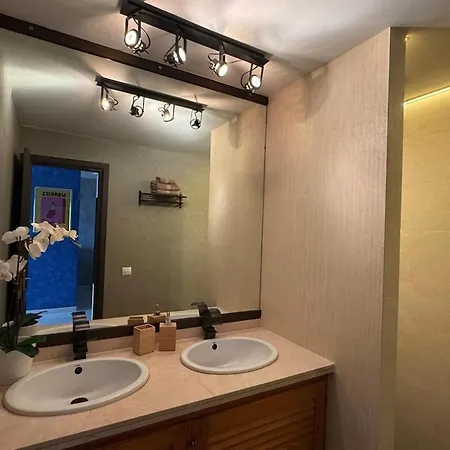 Skyline View Apartment - Free Private Parking High Speed Wi-Fi