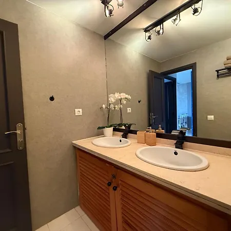 Skyline View Apartment - Free Private Parking High Speed Wi-Fi Appartamento