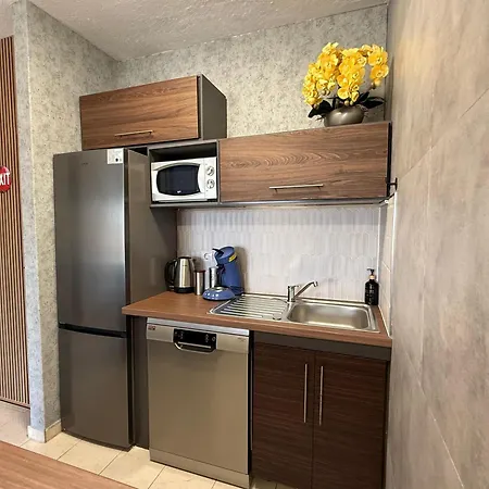 Skyline View Apartment - Free Private Parking High Speed Wi-Fi