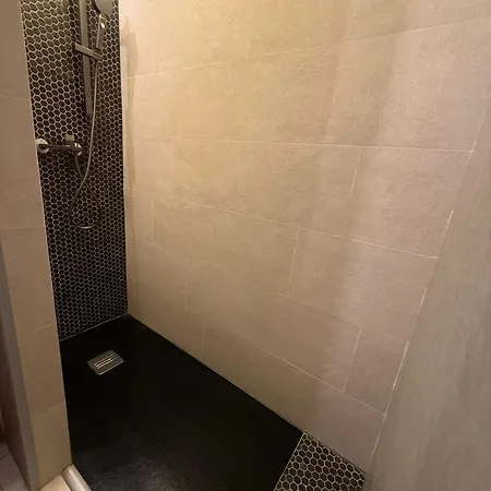 Skyline View Apartment - Free Private Parking High Speed Wi-Fi *