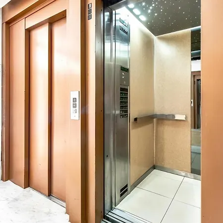 Skyline View Apartment - Free Private Parking High Speed Wi-Fi Appartamento *