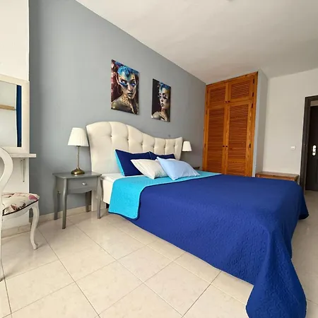 Skyline View Apartment - Free Private Parking High Speed Wi-Fi *