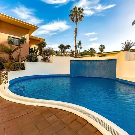 Skyline View Apartment - Free Private Parking High Speed Wi-Fi Appartamento *